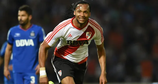 Arturo Mina tiene tiene como objetivo seguir en Europa y pese a que tiene ofertas de Brasil y Argentina, prefiere un club desconocido en el Viejo Continente