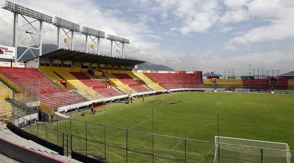 Aucas se encuentra en la instalación de un ascensor dentro de su estadio
