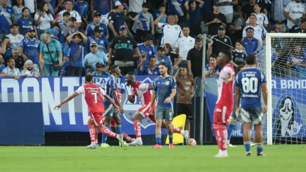 Aunque ingresó para ser la solución en el gol no dio pie con bola. Se trata de Jaime Ayoví