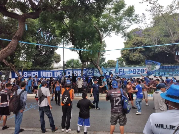Ayer trascendió que un sector de hinchas identificados con Emelec causó desmanes y aglomeración en las afueras del Capwell, además de otros puntos del país
