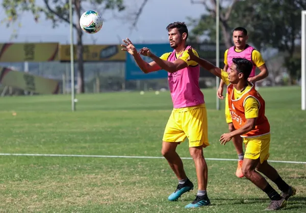 Barcelona mantiene en la banca a un joven jugado con proyección