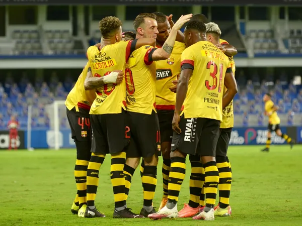 Barcelona SC disputó un cotejo por demás complicado ante Delfín SC y de fricción, donde los jugadores metieron pierna fuerte pero no se fueron a las duchas antes de tiempo, excepto el portero Johan Padilla