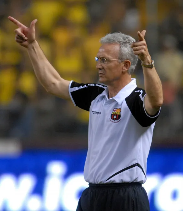 Benito Floro fue directo y manifestó que le pidieron no ponga a un jugador en su alineación
