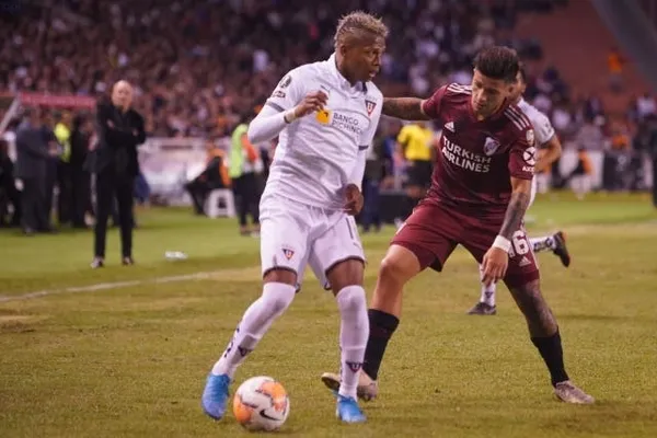 Billy Arce se divierte en los entrenamientos con Liga de Quito y practicó un truco en los entrenamientos