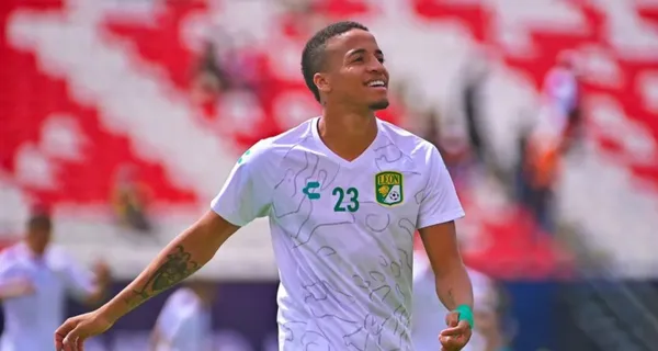 Byron Castillo y una jugada que contó como gol en León FC, en la épica remontada a Pumas de la UNAM