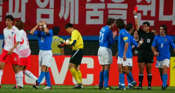 Byron Moreno expulsando a Francesco Totti / Foto: Infobae