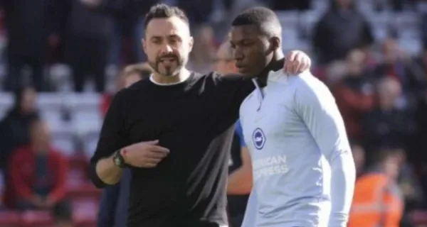 Captaron lo que hizo Moisés Caicedo con Roberto De Zerbi al final del partido