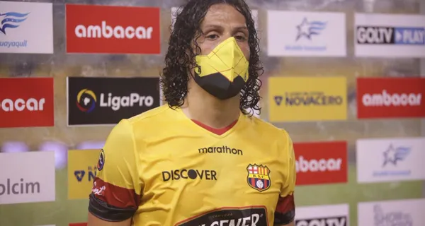 Carlos Tévez intentó cambiarle la cara al ataque de Barcelona SC pero se topó con un trabajo impecable de William Riveros y así fue su reacción al no poder pasarlo