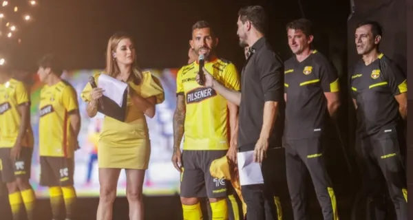 Carlos Tévez no quiso salir del campo de juego y se lo hizo saber a Fabián Bustos