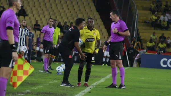 César Farías recibió tarjeta roja luego que se fue contra un jugador brasileño en el Monumental