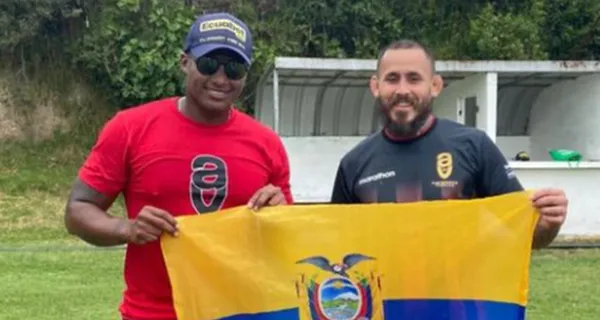 Chito Vera estuvo entrenando con Antonio Valencia y calentó a su modo antes de entrar a la cancha