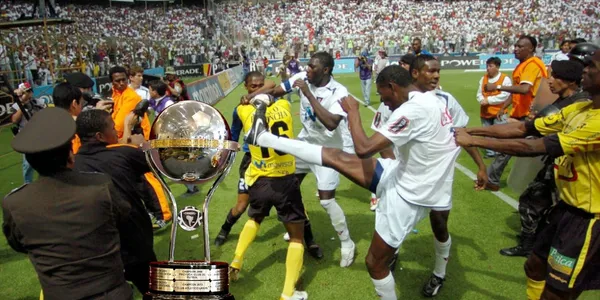 Como la patada del Tin a Soledispa, lo qué pasó en la Sudamericana