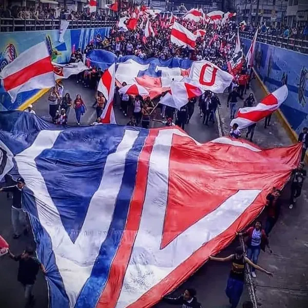 Con optimismo, se han reunido los fanáticos albos para llegar en conjunto al escenario deportivo