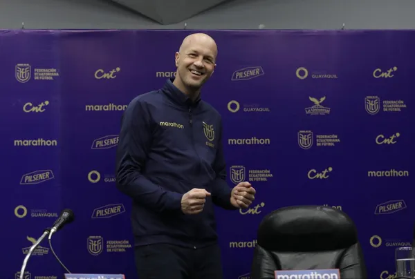 Cruyff sigue en España, donde es panelista en una radio de Barcelona