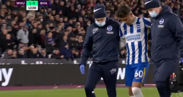 Cuando apenas se jugaban 10 minutos, Jeremy Sarmiento, salió lesionado en el partido contra el Westham