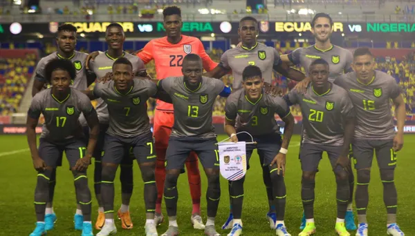 Cuando Enner Valencia salió del terreno de juego le dejó la cinta de capitán a Gonzalo Plata pero no la quiso recibir