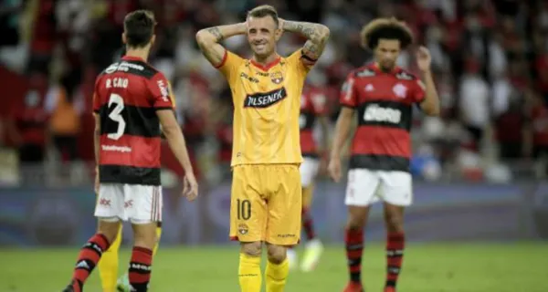 Damián Díaz debe sentarse para dar paso a Gabriel Cortez. El Kitu será de mucha utilidad cuando estén quemados los rivales de Flamengo porque siempre frota la lámpara en el Monumental ¿Lo hará Fabián Bustos?