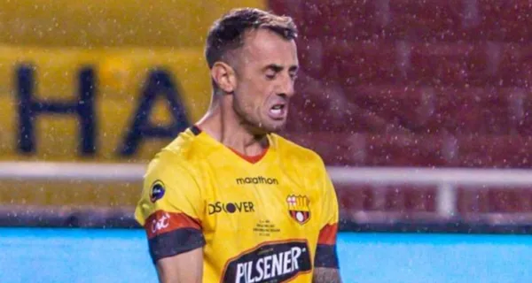 Damián Díaz no pudo lucir ante Liga de Quito debido a que Franklin Guerra y Ezequiel Piovi le cortaron los espacios. El Kitu decidió tomar medidas drásticas golpeando sin balón