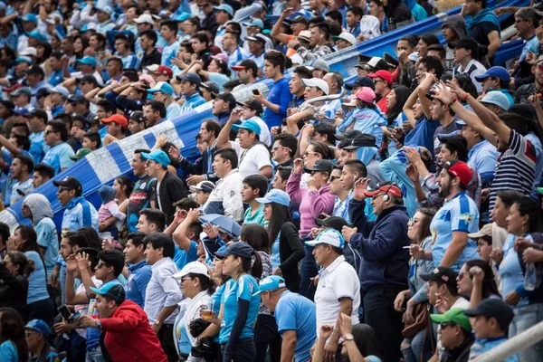 Debido a las declaraciones de Ismael Rescalvo, que Mácara tiene un juego primitivo, la fanaticada Celeste ocupó el apelativo para una nueva barra