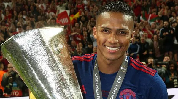 Desde Inglaterra, los hinchas del Manchester United se mantienen pendientes de la vida de Antonio Valencia y lo extrañan