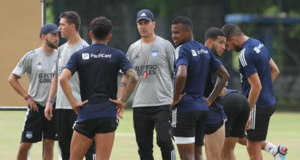 Dijeron que los jugadores estaban inconformes con Ismael Rescalvo en Emelec pero un referente salió a dar la cara