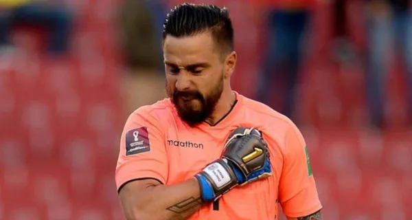 Dijeron que no quiso tapar el tiro libre de Messi y así respondió Hernán Galíndez