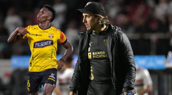 Djorkaeff Reasco celebrando con Barcelona SC, al lado Luis Zubedía con rostro de preocupación. FOTO: Primicias