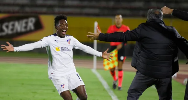 Djorkaeff Reasco selló la victoria de Liga de Quito y su familia no pudo contener la emoción tras ver el tanto en el estadio Monumental. Sus padres y hermanos son la inspiración del delantero
