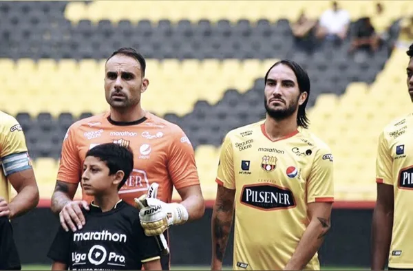 Dos hinchas de Barcelona SC respaldaron al portero y el respondió