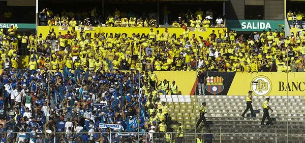 Dos hinchas de Emelec entraron al estadio Monumental y llevaron una bandera de los Toreros