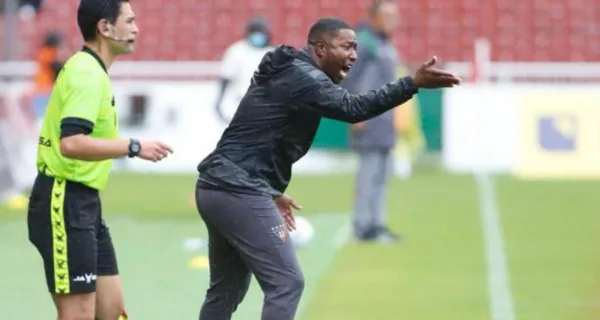 Édison Méndez entrena a las reservas de Liga de Quito, pero en sus tiempos libres consiguió un nuevo trabajo