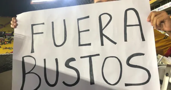 El aficionado tenía un cartel con la consigna "Fuera Bustos" y esto hicieron las autoridades del estadio