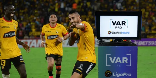 El árbitro tomó la decisión de no pitar