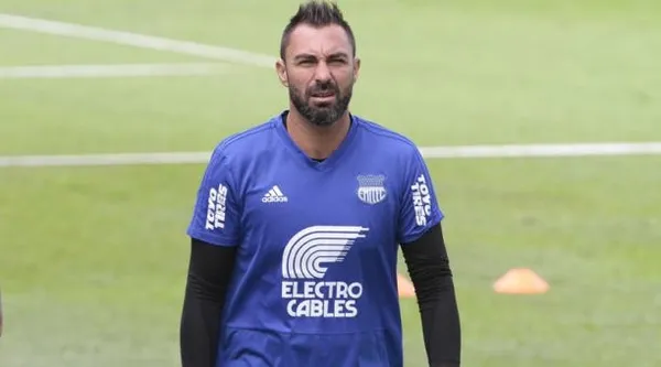 El arquero argentino ecuatoriano cerca del final de su carrera