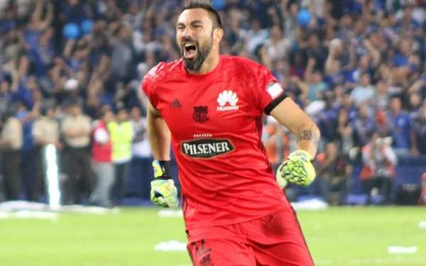 El arquero argentino nacionalizado ecuatoriano se estrenó en una nueva faceta