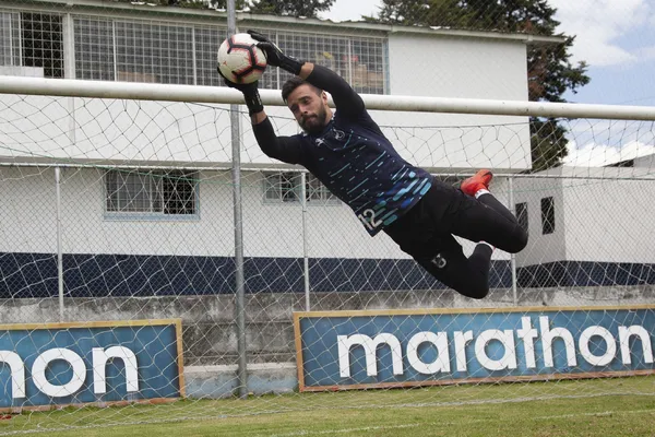 El arquero nacionalizado busca en convertirse en referente de "La Tri"