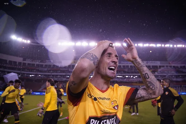 El astro argentino tuvo un cruce de palabras con aficionados "albos"