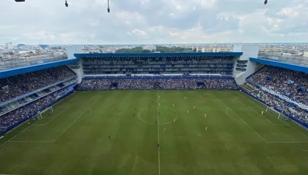 El Capwell lució con gran marco de público a pesar de la hora y día del partido