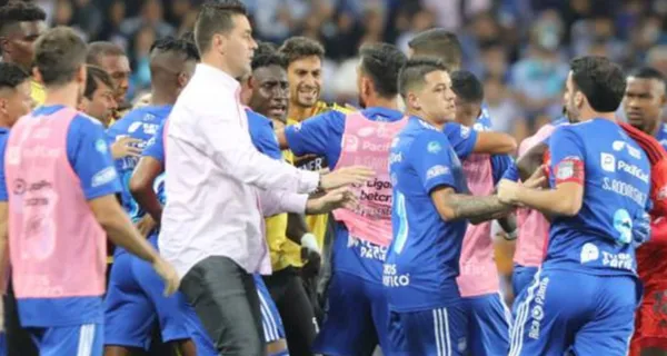 El Clásico del Astillero se suspendió al minuto de juego y Emelec quiso lanzar la culpa a este jugador de Barcelona SC