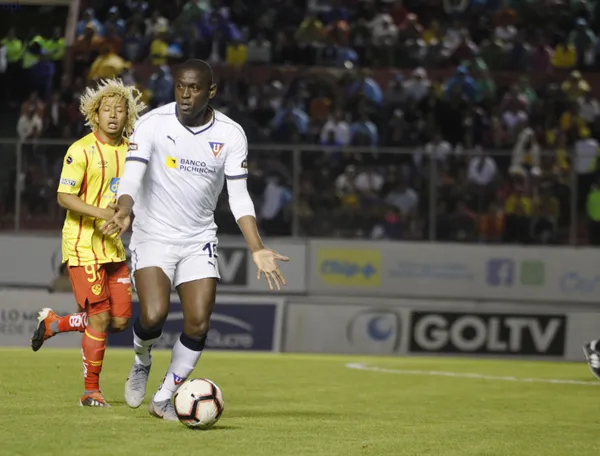 El colombiano juega con habilidad el balón en LDU