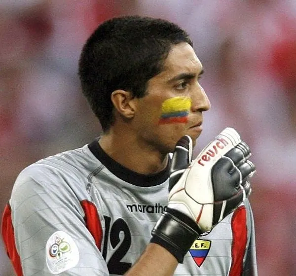 El Conde Mora enseña fútbol a niños en Bolívar