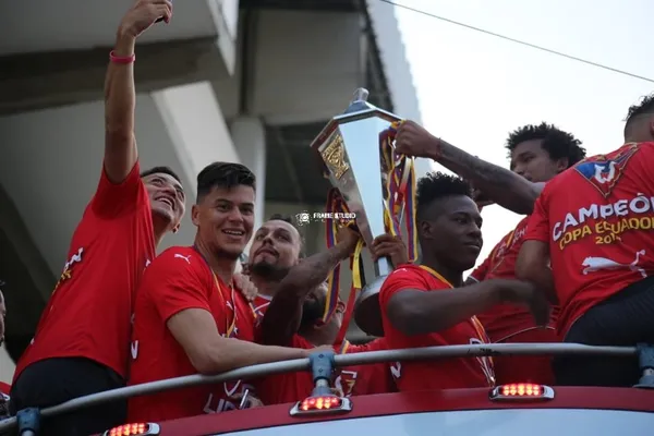 El cuadro albo celebró junto a su hinchada la consecución de la Copa Ecuador