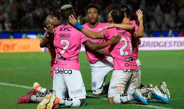 El cuadro Rayado no tiene mayor hinchada, sin embargo tiene mucha relación con los aficionados al fútbol