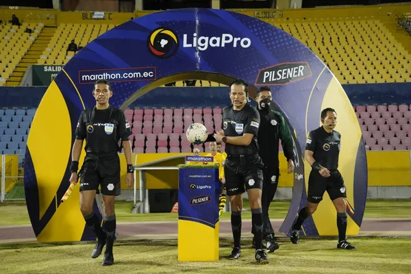El cuerpo arbitral se robó las miradas en el arranque de la Liga Pro