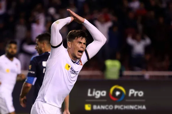 El defensa "Charrúa" ya tendría nuevo equipo para continuar su carrera