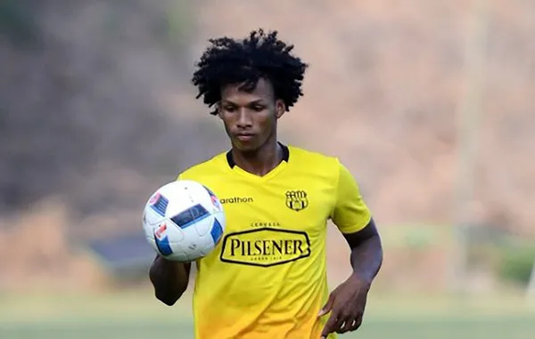 El defensa "torero" tuvo este gesto con el aficionado que le regaló su cabellera