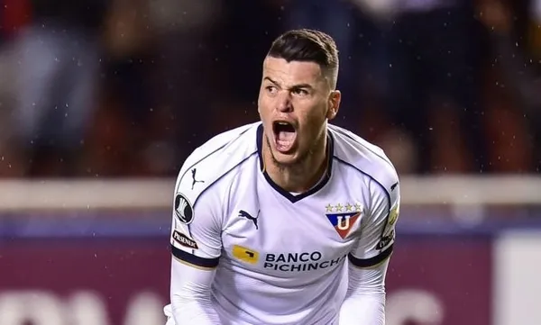 El defensor deja LDU para liberar un cupo de extranjero y que pueda llegar Ezequiel Piovi