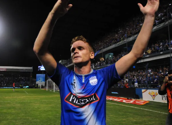 El defensor le dio una patada criminal