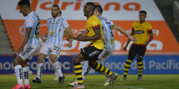 El delantero de BSC, Tin Angulo, tuvo la oportunidad de darle el empate al club pero Daniel Viteri lo atajó