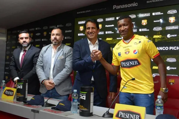 El delantero ecuatoriano, Jhon Jairo Cifuente, firmó por tres temporadas con Barcelona SC y se suma al equipo del cual dijo ser hincha desde niño